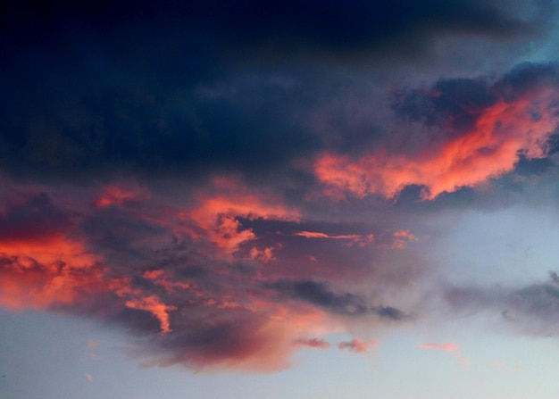 Фото Низкий угол изображения драматического неба во время захода солнца