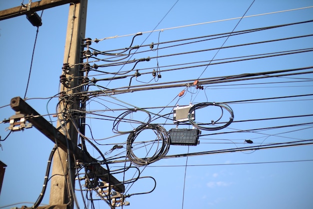 写真 明るい空を背景に電気柱の低角度の視点