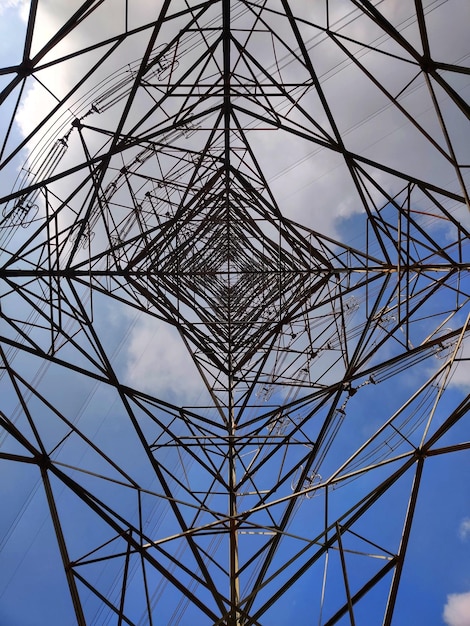 Фото Низкоугольный вид электростанции на небо