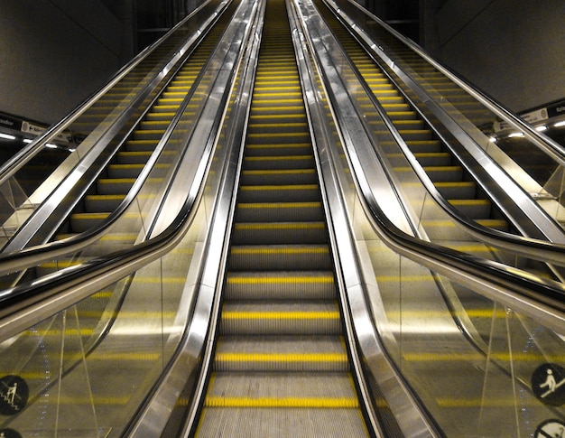 写真 地下鉄駅のエスカレーターの低角度のビュー