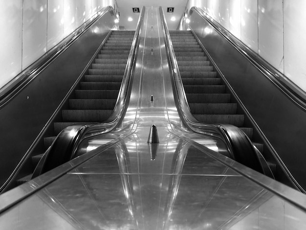 Фото Низкоугольный вид эскалатора на станции метро