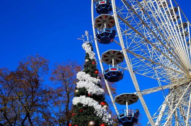 写真 青い空を背景にしたフェリスホイールの低角度の景色