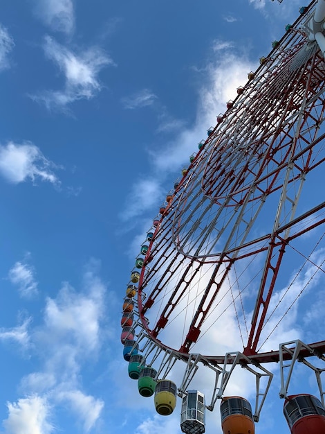 Фото Низкоугольный вид колеса обозрения на небо