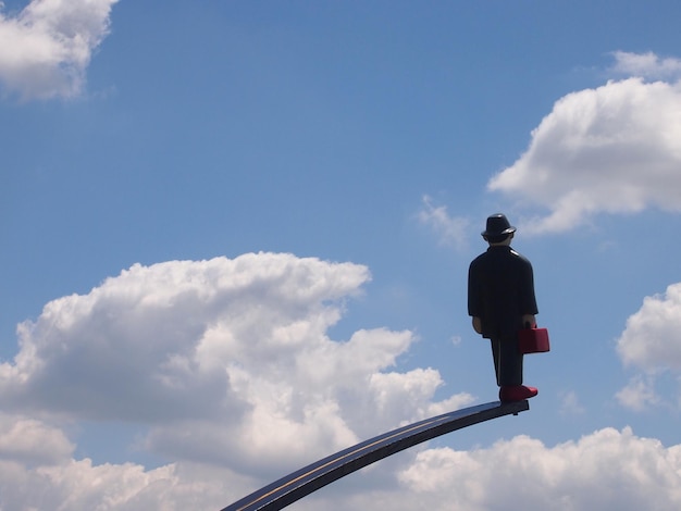 写真 雲の空を背景にした像の低角度の眺め