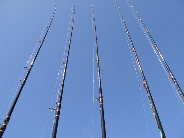 写真 澄んだ青い空を背景に釣り具の低角度の視点