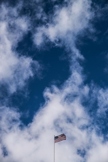 Фото Низкоугольный вид флага на синем небе