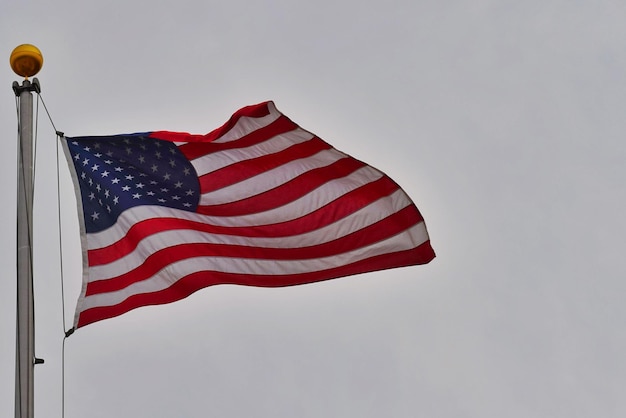 Фото Низкоугольный вид флага на небо