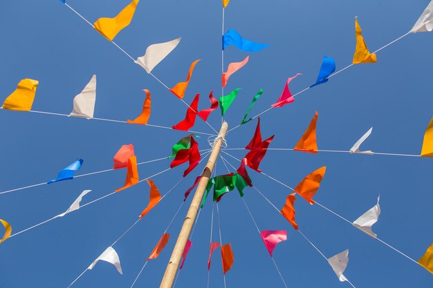 写真 澄んだ青い空に照らされた旗の低角度の景色