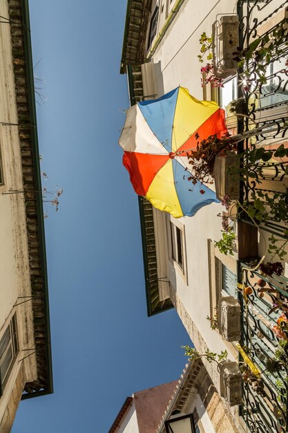 写真 晴れた空を背景に旗の低角度の景色