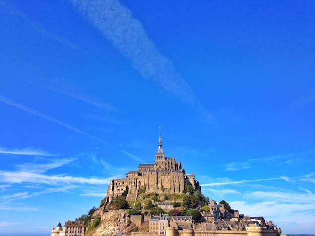 写真 青い空を背景にした要塞の低角度の景色