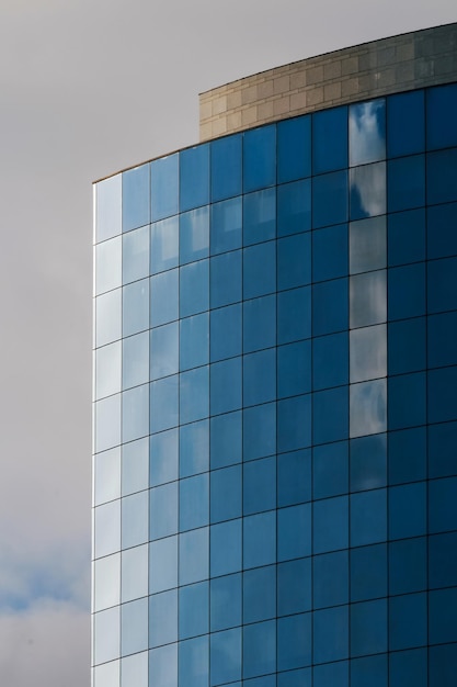 写真 空に照らされたガラスの建物の低角度の景色