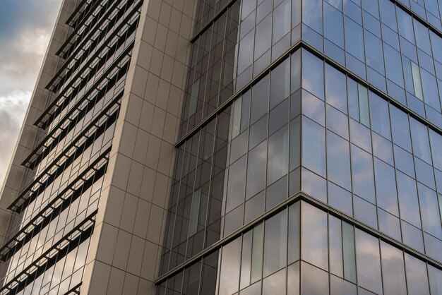 Фото Низкоугольный вид стеклянного здания на небо