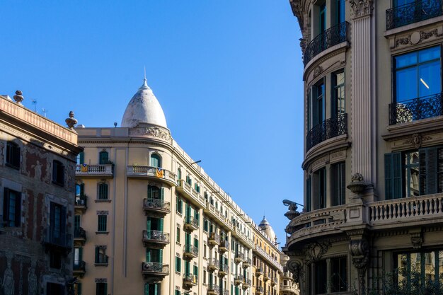 사진 푸른 하늘을 배경으로 역사적인 건물의 낮은 각도 시각