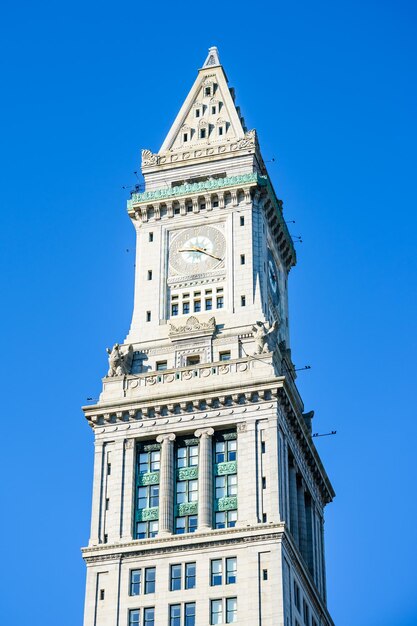 写真 明るい青い空を背景に歴史的な建物の低角度の景色