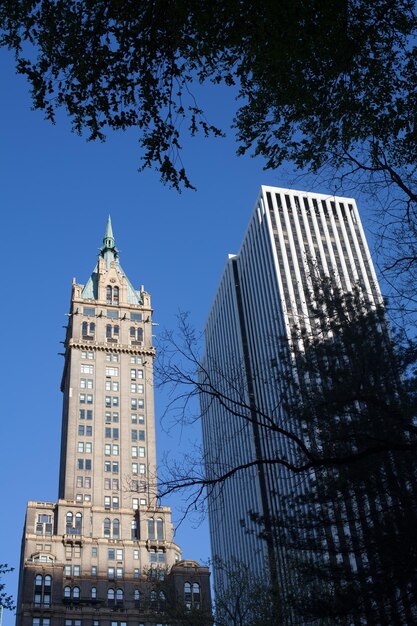 写真 現代の高層ビルから歴史的な建物の低角度の眺め