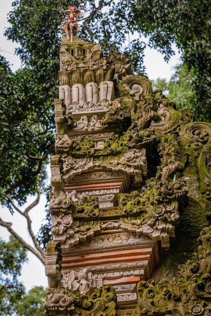 写真 歴史的な建物の低角度の眺め