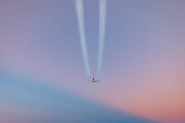 写真 晴れた空を背景にした熱い空気の低角度の景色