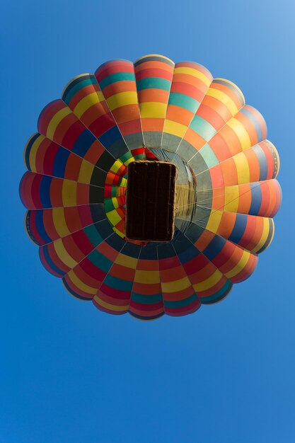 写真 晴れた青い空に照らされた熱気球の低角度の景色