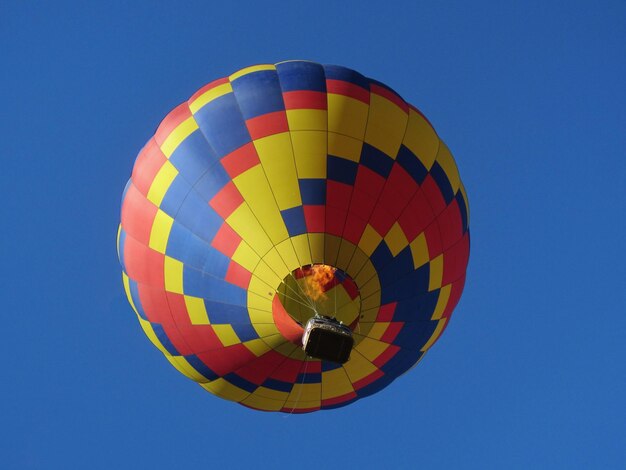 Фото Низкий угол взгляда на воздушный шар на фоне ясного голубого неба