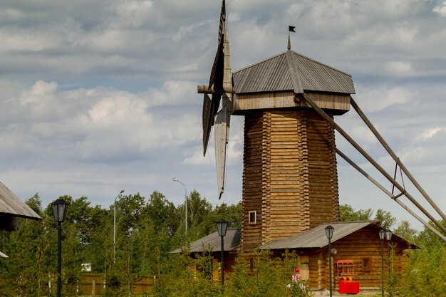 Фото Низкоугольный вид дома на поле на фоне неба