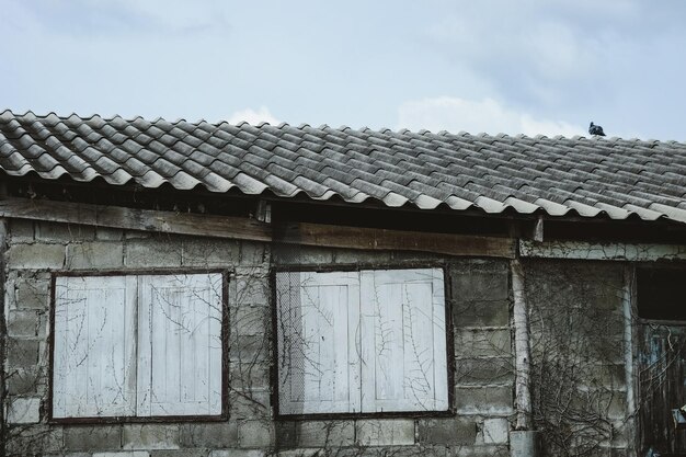 写真 空に照らされた家の屋根の低角度の景色