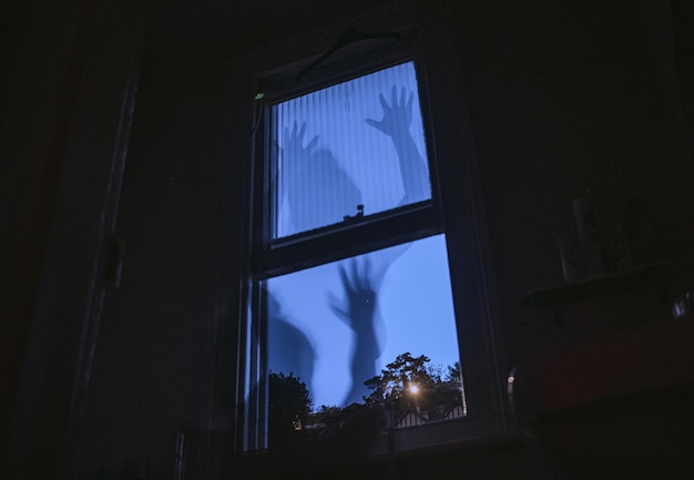 Фото Низкий угол зрения окна дома ночью