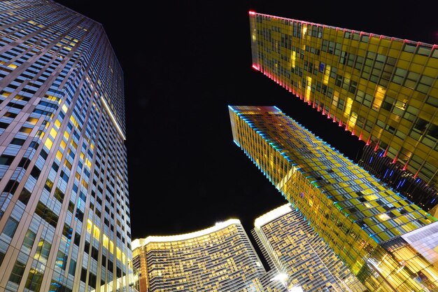 写真 夜の空に照らされた建物の低角度の景色