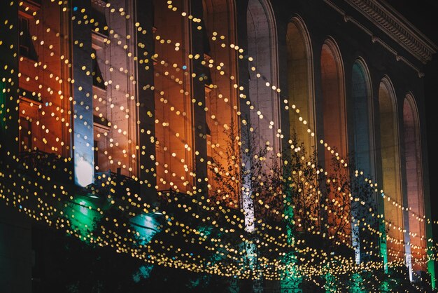 写真 建物で夜に照らされた不焦点灯の低角度の視点