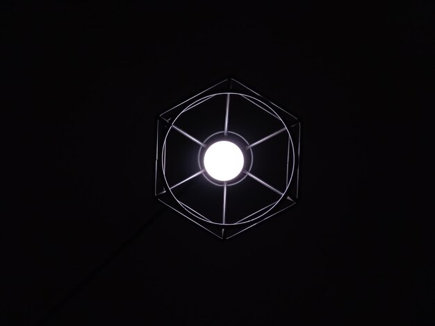 写真 黒い背景に照らされた電球の低角度の視点