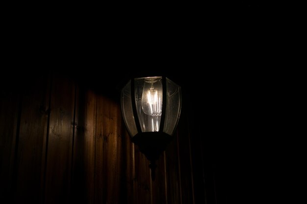 写真 暗室で照らされた電球の低角度の視点