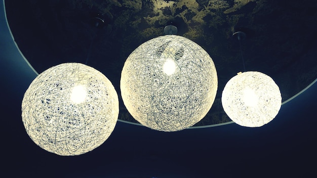 Фото Низкоугольный вид освещаемых лампочек