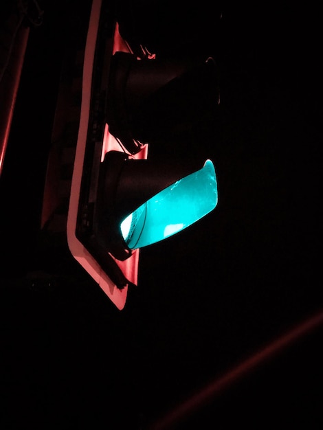 Фото Низкоугольный вид освещенного осветительного оборудования в ночное время