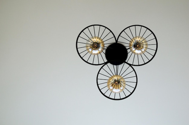 Фото Низкоугольный вид освещенного осветительного оборудования, висящего на потолке