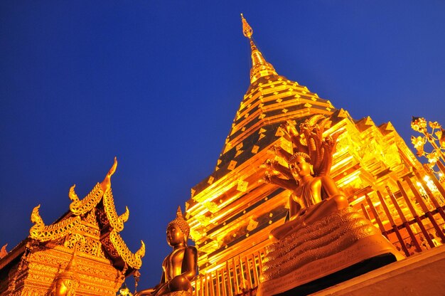 写真 夕暮れの澄んだ青い空に照らされた寺院の低角度の景色