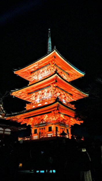 写真 夜の空に照らされた寺院の低角度の景色