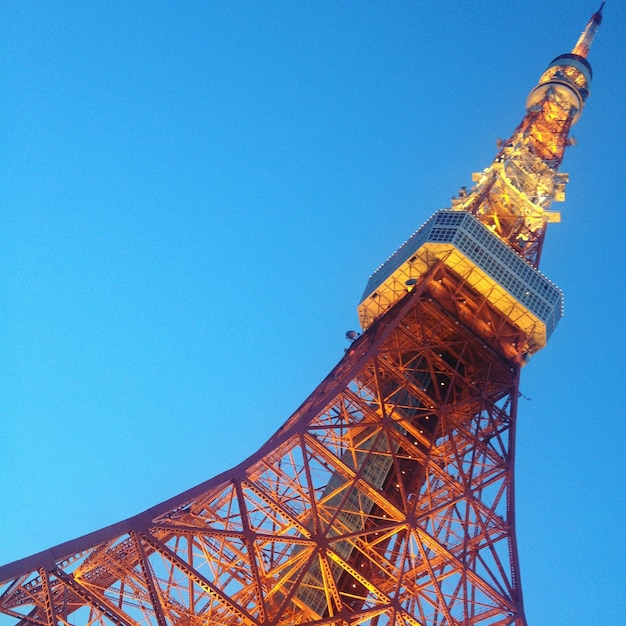 写真 明るい青い空に照らされた東京塔の低角度の景色