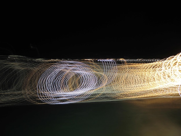 Фото Низкоугольный вид освещенной воды на черном фоне