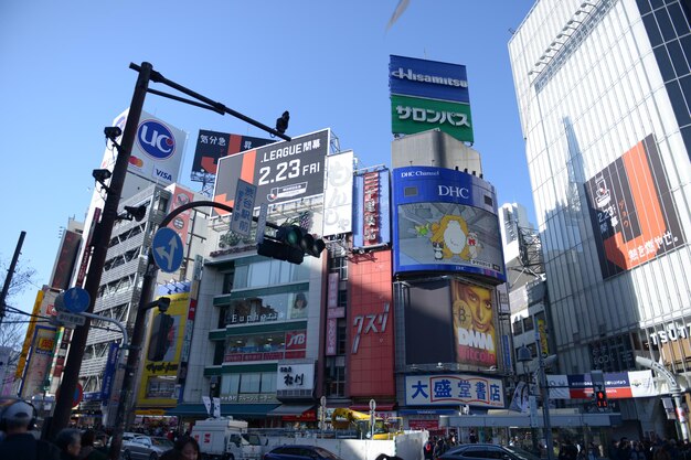 写真 空に照らされた建物の情報標識の低角度の視点