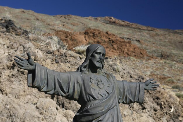 사진 산 을 배경 으로 하는 예수 그리스도 동상 의 낮은 각도 광경