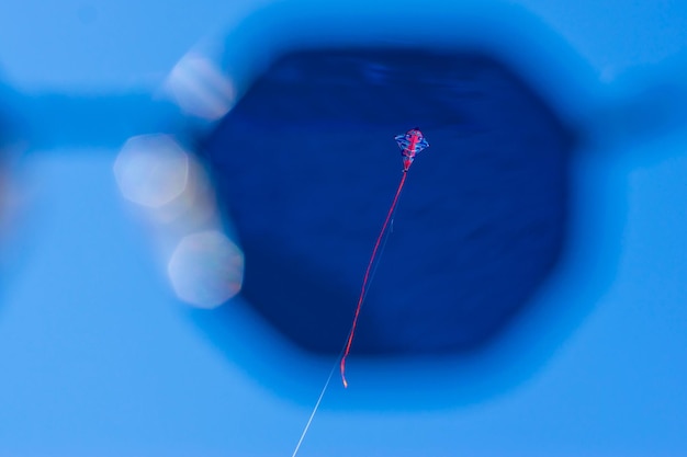 写真 青い空を飛ぶカイトの低角度の景色