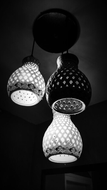 Фото Низкий угол зрения лампы, висящей на фонарном столбе