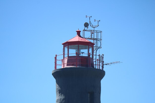写真 明るい青い空に照らされた灯台の低角度の景色