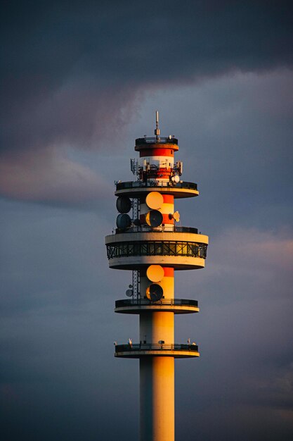 写真 空に照らされた灯台の低角度の景色