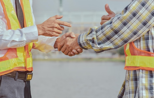 写真 傘の上に立っている男性と女性の低角度の写真