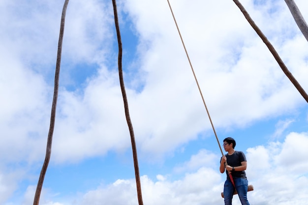 写真 青い空に横たわっている男の低角度の写真