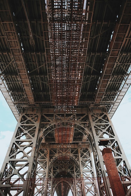 写真 マンハッタン・ブリッジの低角度の景色