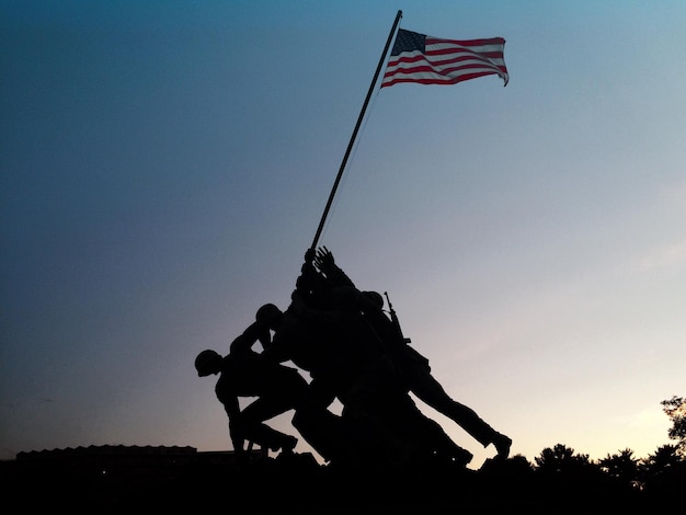 写真 明るい青い空の背景にある海兵隊の戦争記念碑の低角度の景色