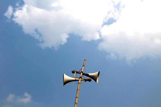 写真 空に照らして竹のメガフォンの低角度の視点