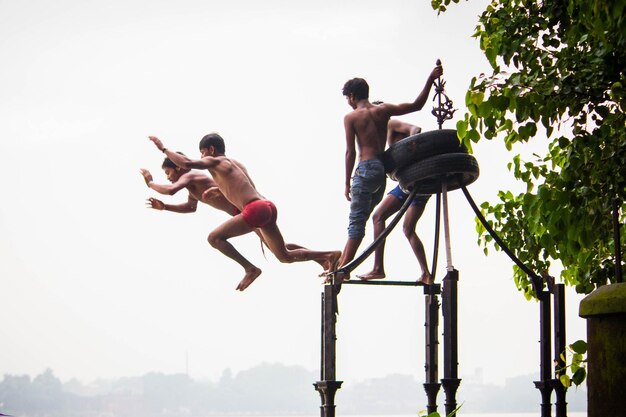 写真 空に向かってジャンプする男性の低角度の写真