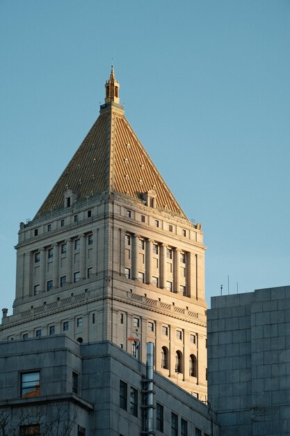 写真 明るい青い空を背景に近代的な建物の低角度の景色